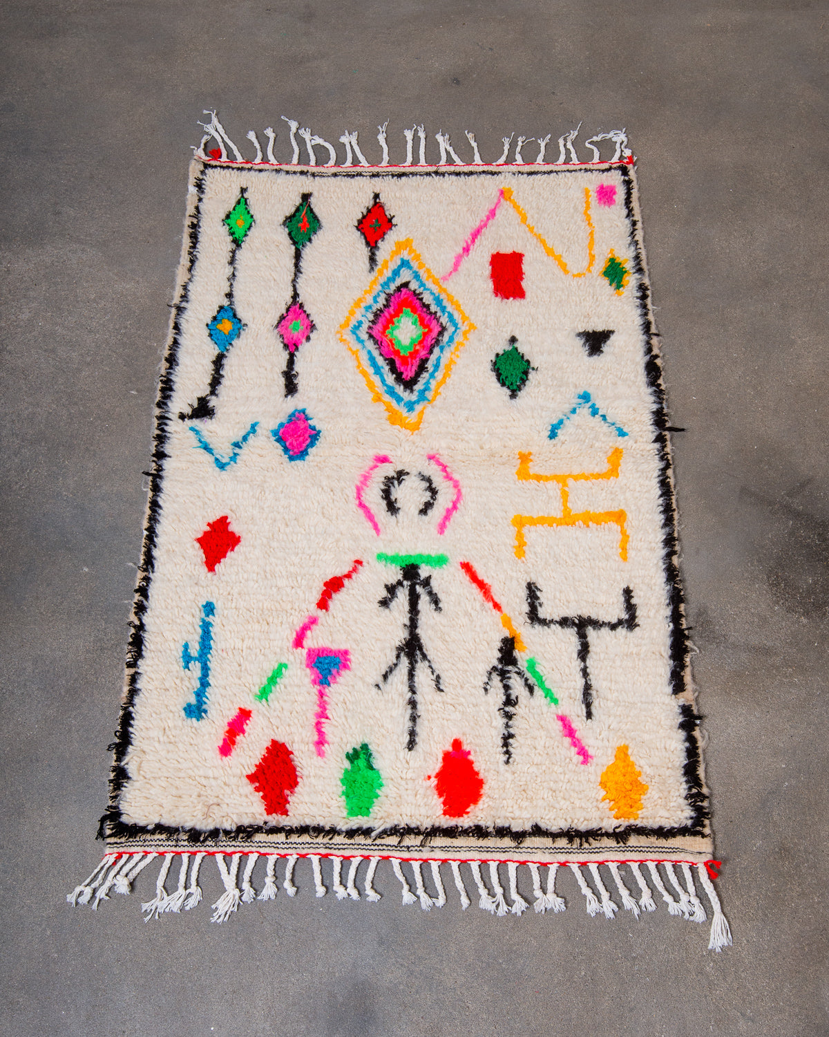 Modern designer handcrafted Berber rug from Morocco. Azilal rug with beautiful colours and patterns. Made of sheep’s wool and colourful cotton.